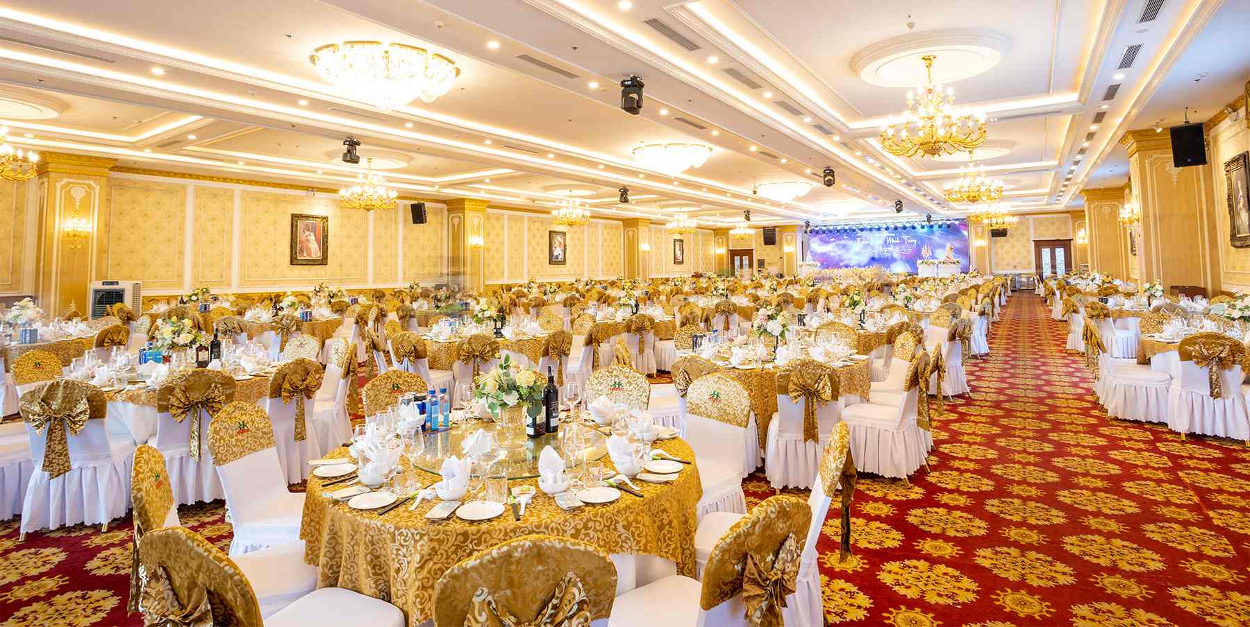 Sảnh tiệc rộng rãi <br> Phục vụ tới 1200 khách cùng lúc